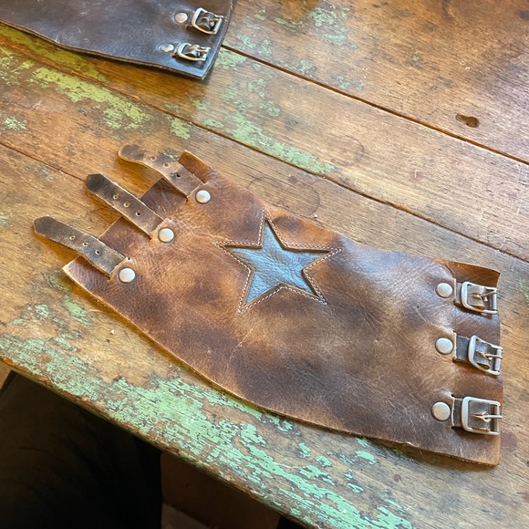 Hand made vintage leather cuff with star design  three buckles - Picture 9 of 10